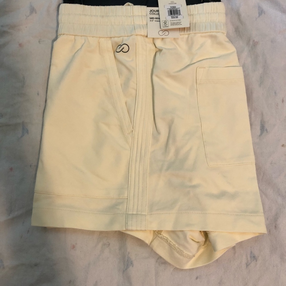 New Calia by Carrie Underwood mid rise short. 3.5”inseam